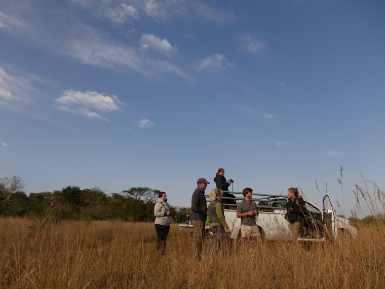 Gap Year: Eine Gruppe Volunteere steht in der Wildnis im suedlichen Afrika