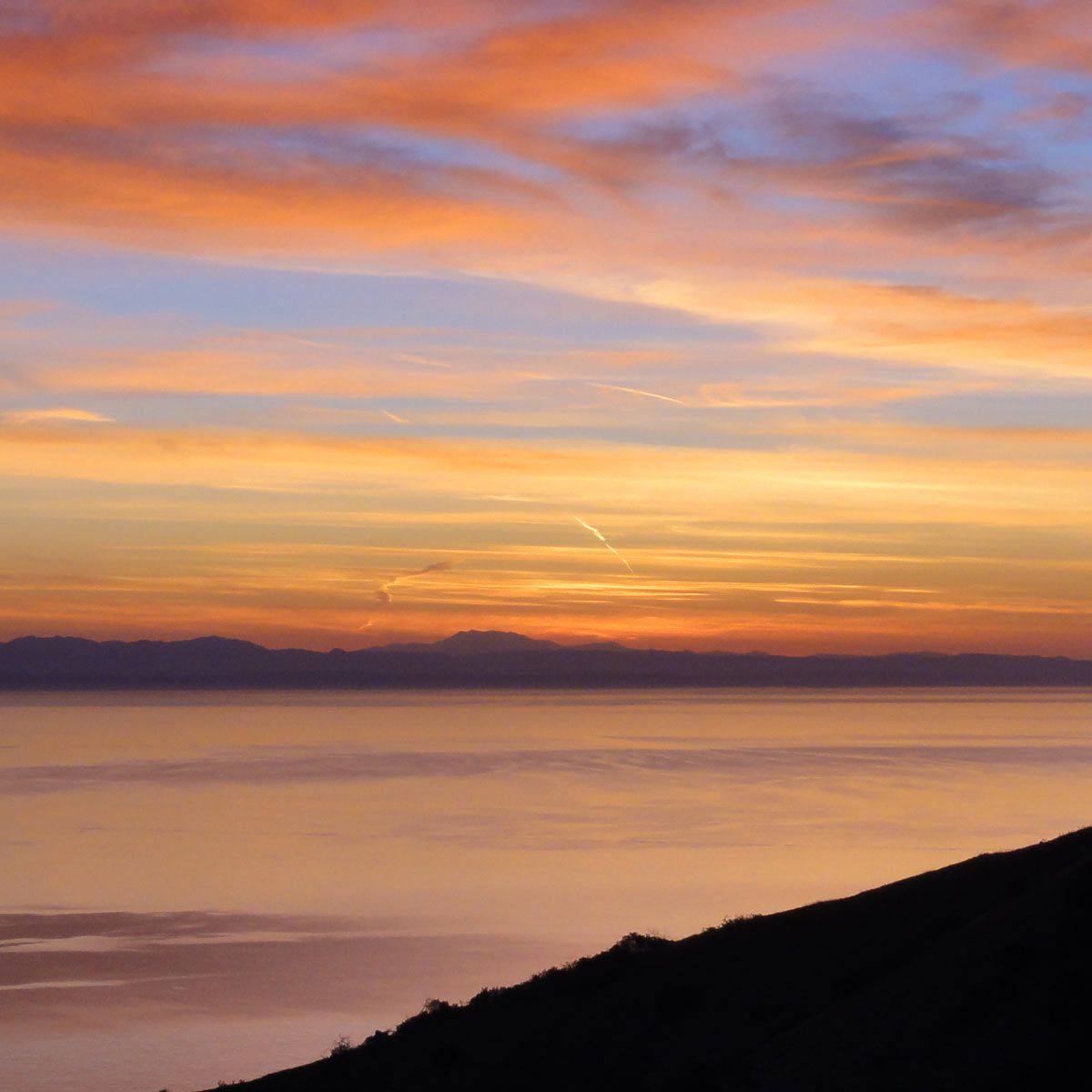 Blick vom berg auf ein nebelverhangendes Tal