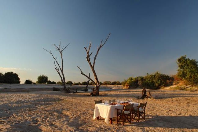 natucate-travel-safari-zambia-two-rivers-nsolo-board-outside