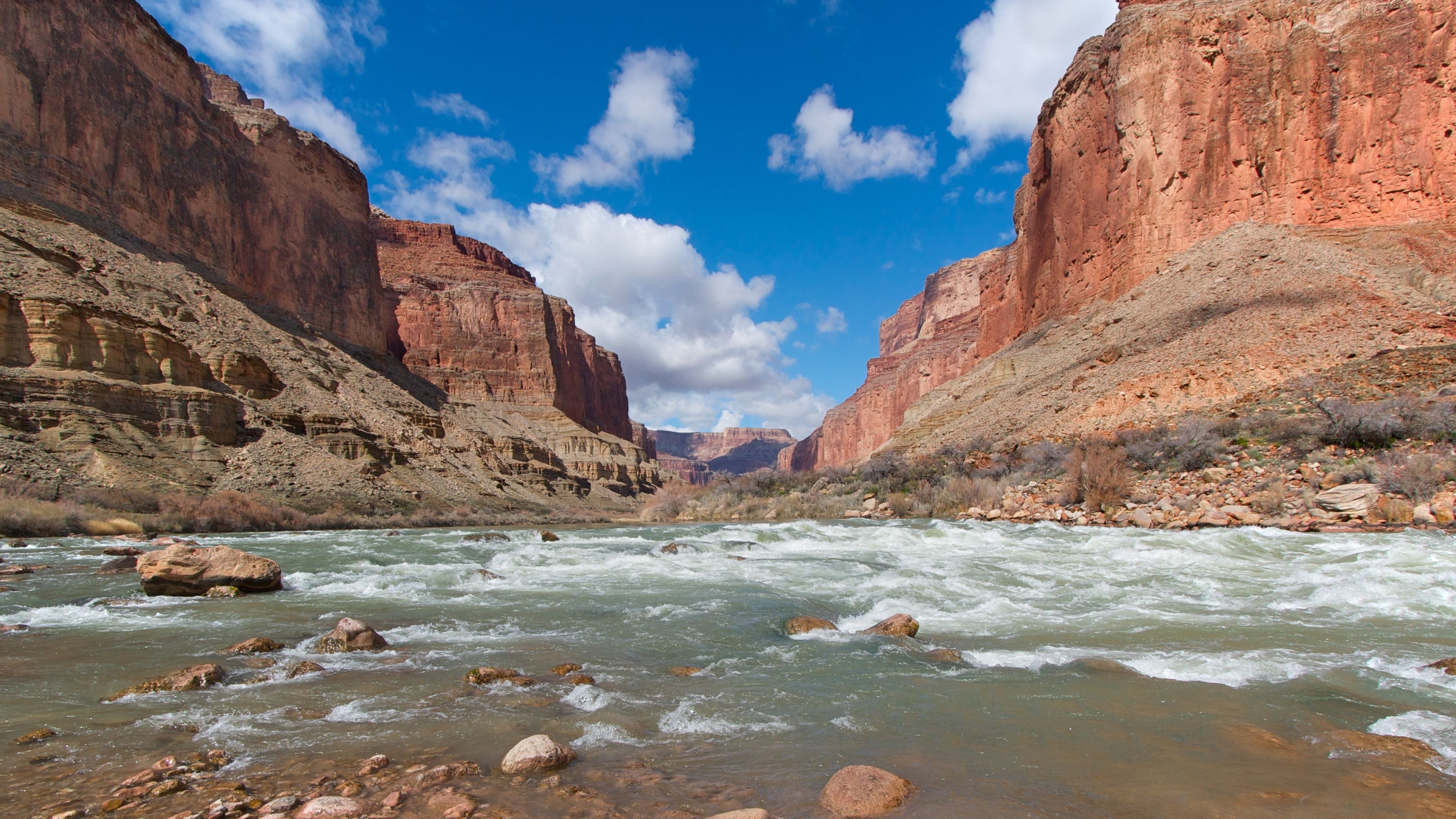 Naturlandschaften in den USA: Ein Flussbett in einer Schlucht des Grand Canyons