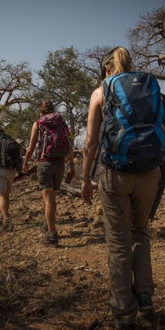 Die angehenden Ranger wandern im Rahmen einer Pirschwanderung durch die trockene Naturlandschaft Afrikas