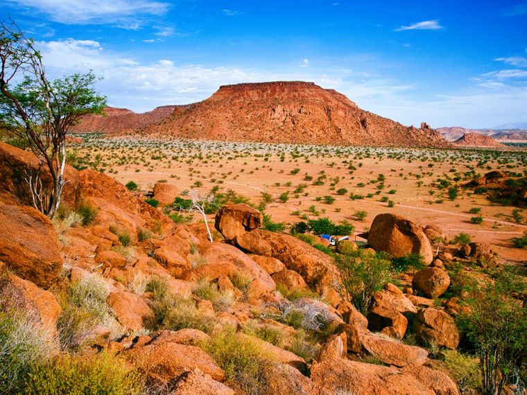 blog-ratgeber-namibia-damaraland-wueste-felsen-himmel-natucate