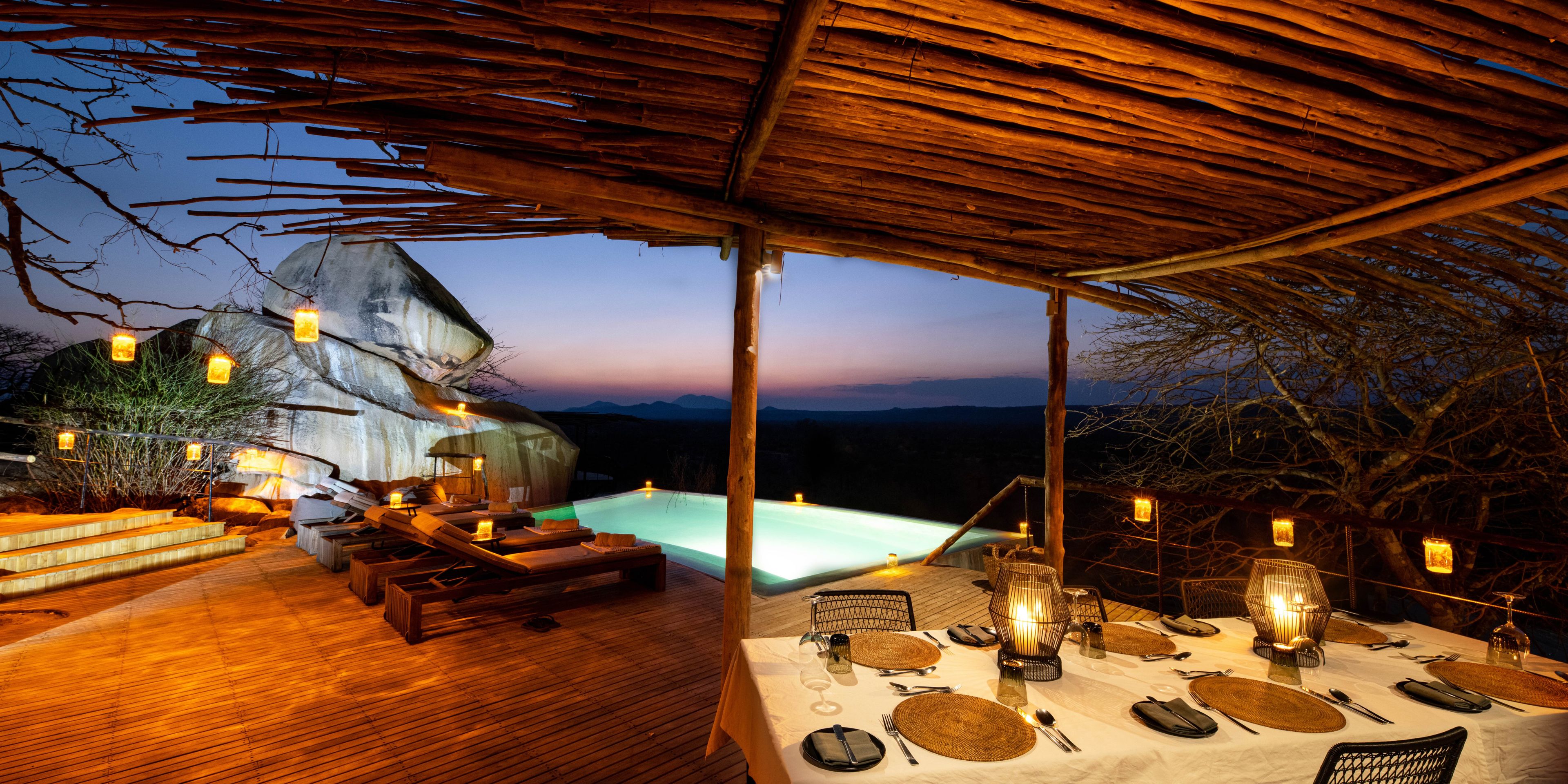 Abendessen zum Sonnenuntergang vorm Pool