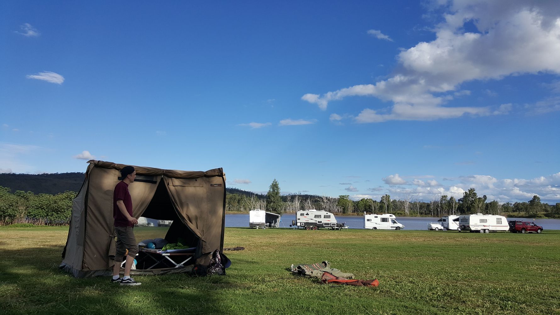 Ein Campingplatz an einem See in Australien