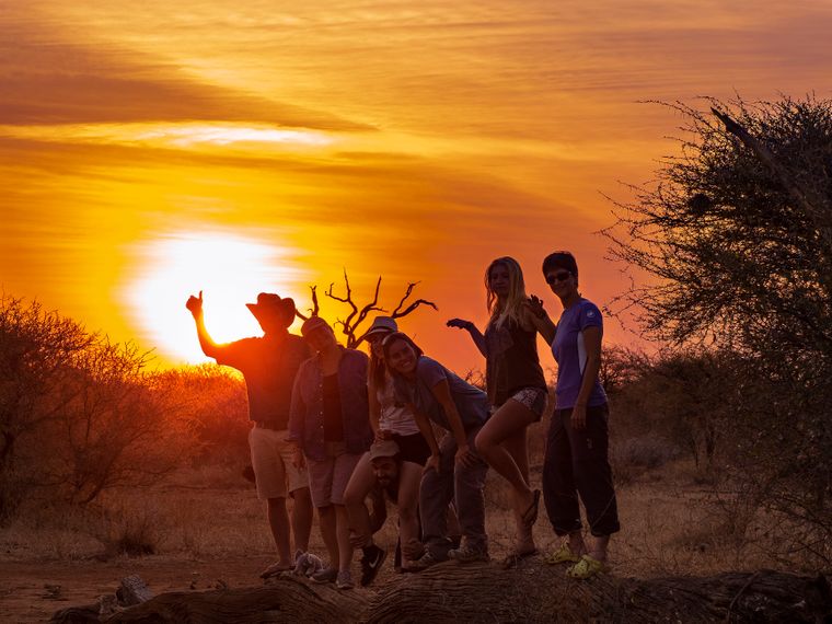 blog-ratgeber-reiseorte-madikwe-wildreservat-gruppe-sonnenuntergang-natucate