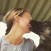 Volunteering in Thailand: Eine Freiwillige spielt mit einem Hund