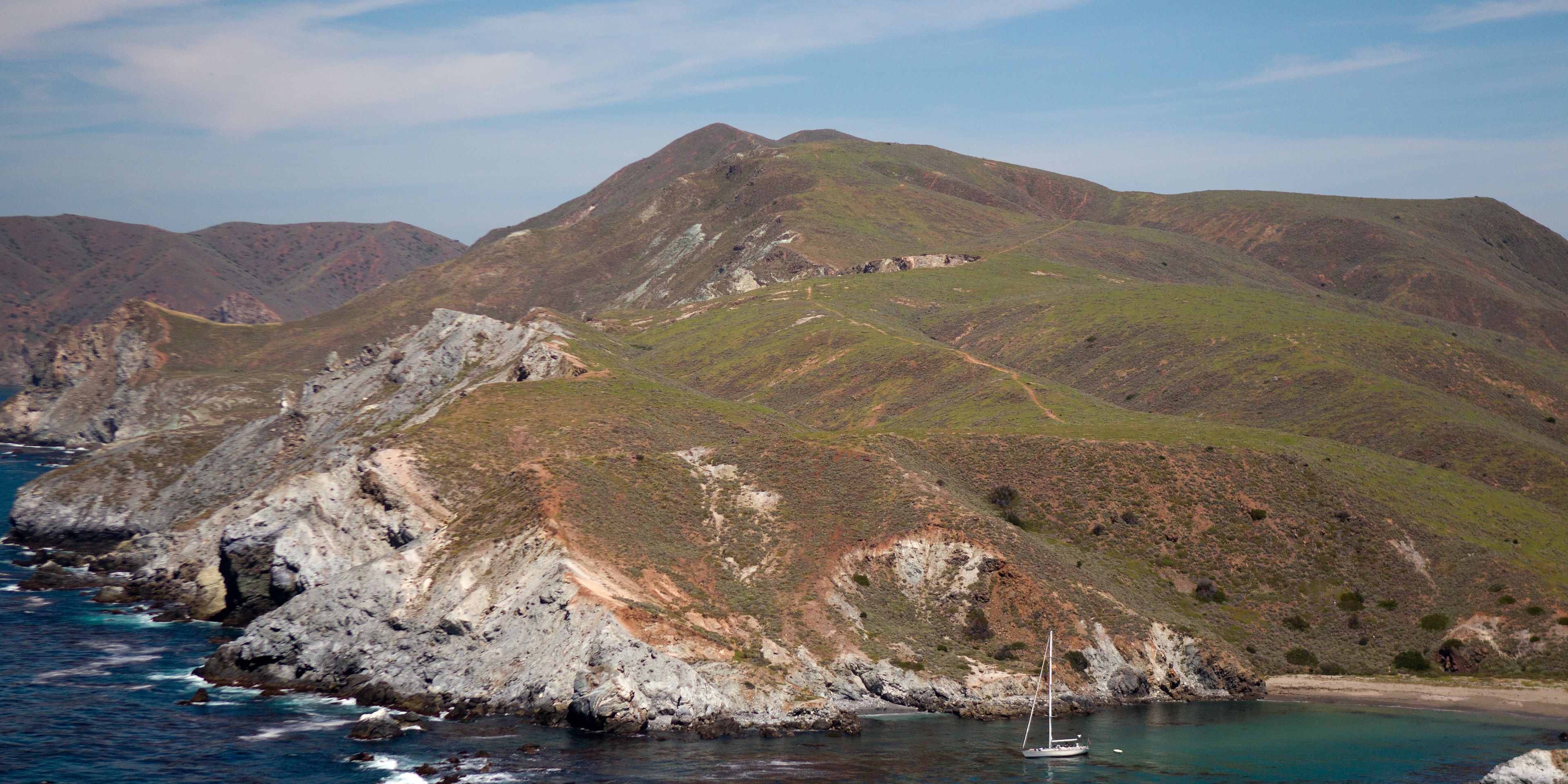 Volunteering in the USA: Looking over the rugged coast of Catalina Island