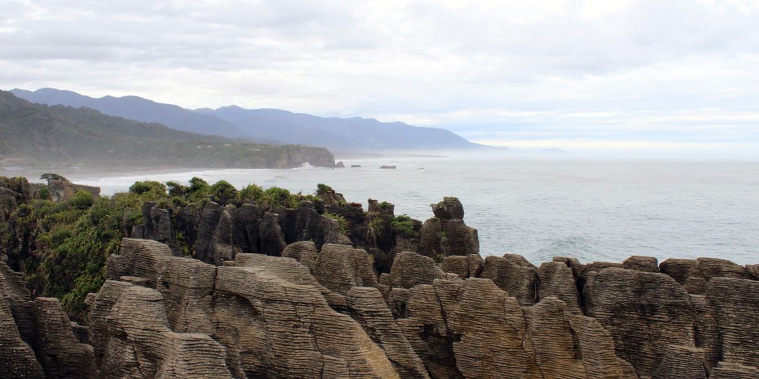 Die Pancake Rocks sind eine einziartige Gesteinformation an der Kueste Neuseelands