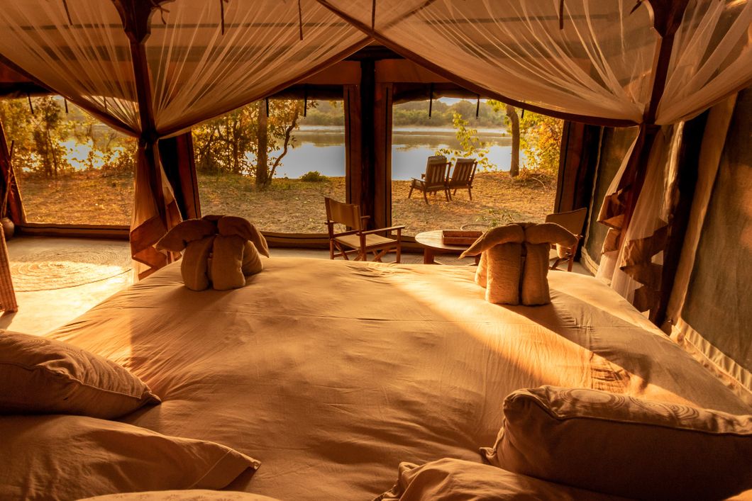 Aus dem Zelt heraus kann man die spektakulaere Natur Afrikas geniessen