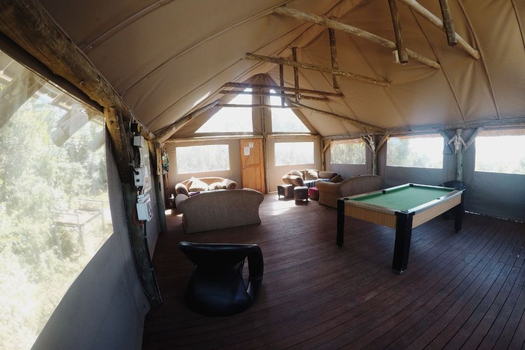 Blick in den mit Sofas und Kicker ausgestatteten Aufenthaltsraum des suedafrikanischen Trainingscamps Ulovane