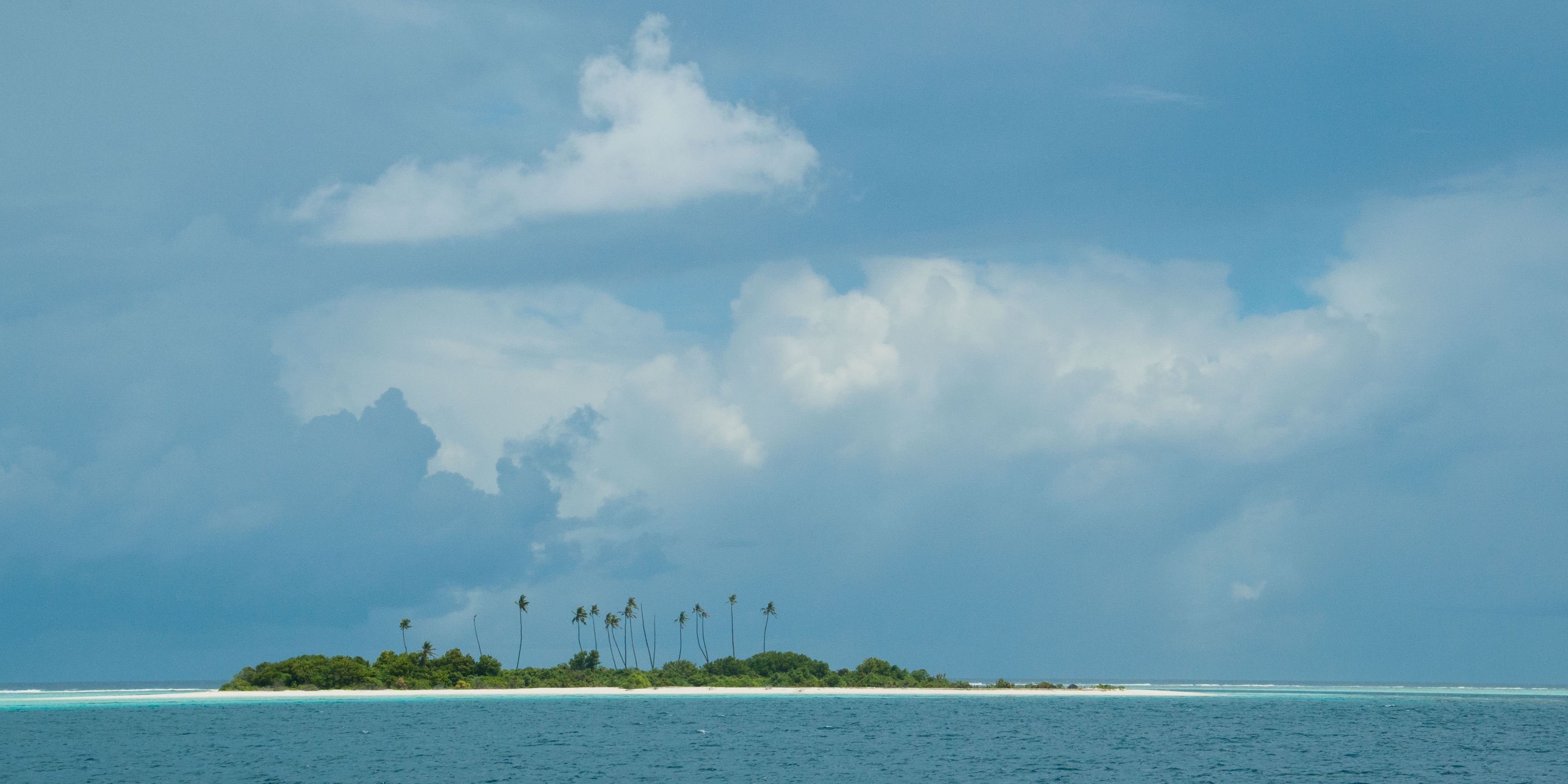 Blick auf eine kleine, scheinbar unbewohnte Insel im Malediven-Archipel