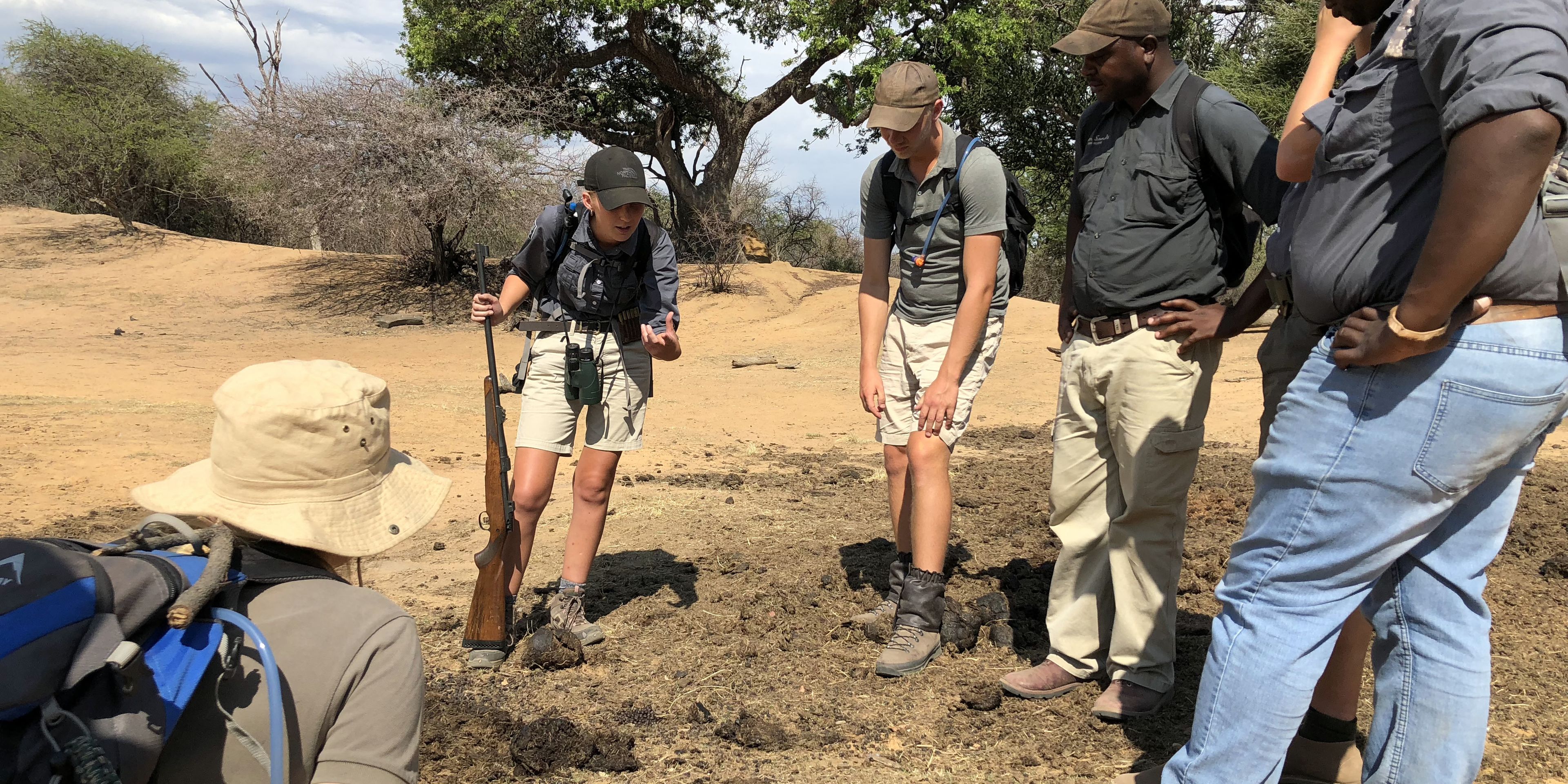 Trails Guide-Studenten im suedlichen Afrika beim Tracking waehrend eines Safari Walks