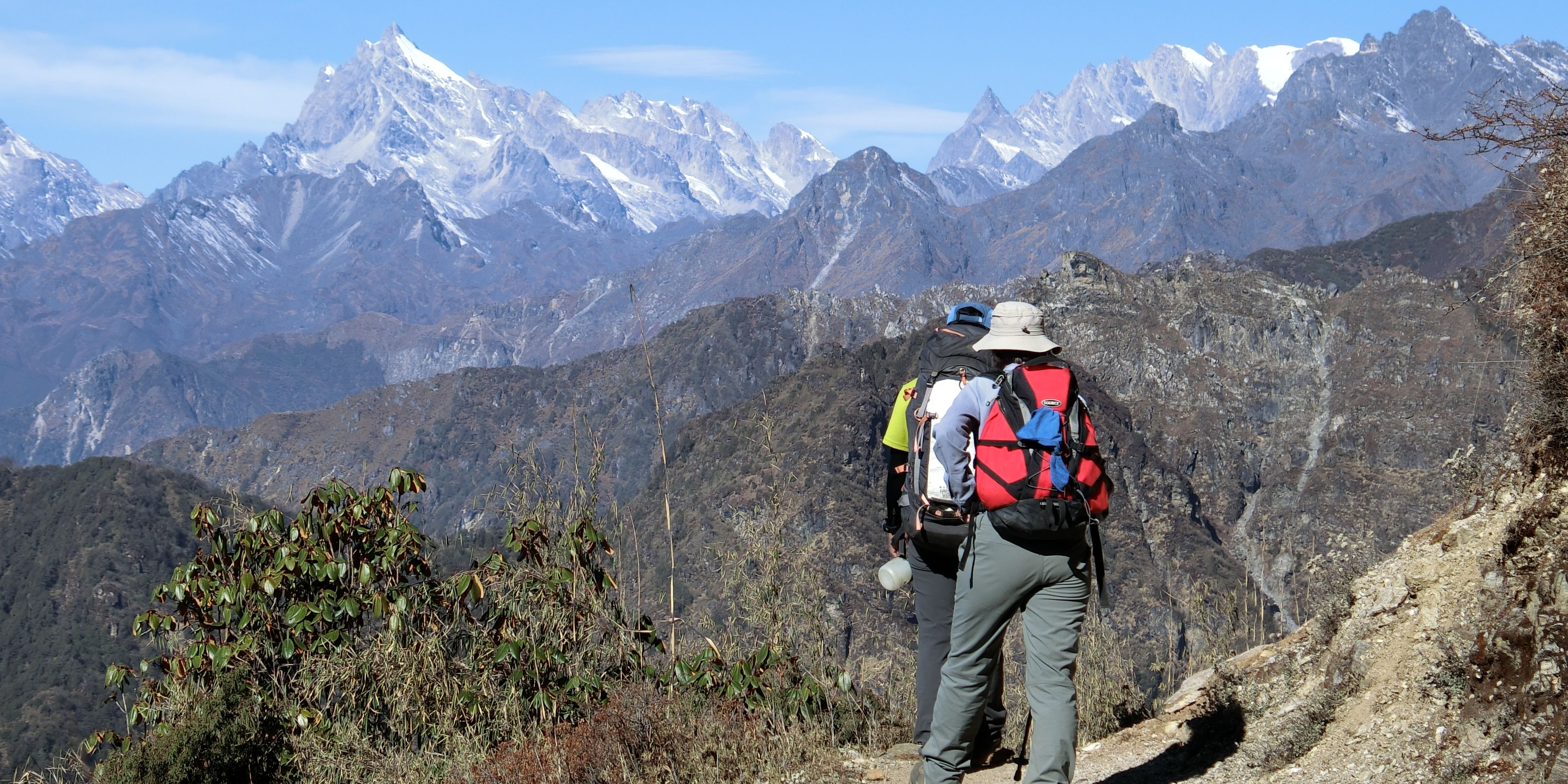 Wanderung durch den Schnee bei Natur- und Erlebnisreisen