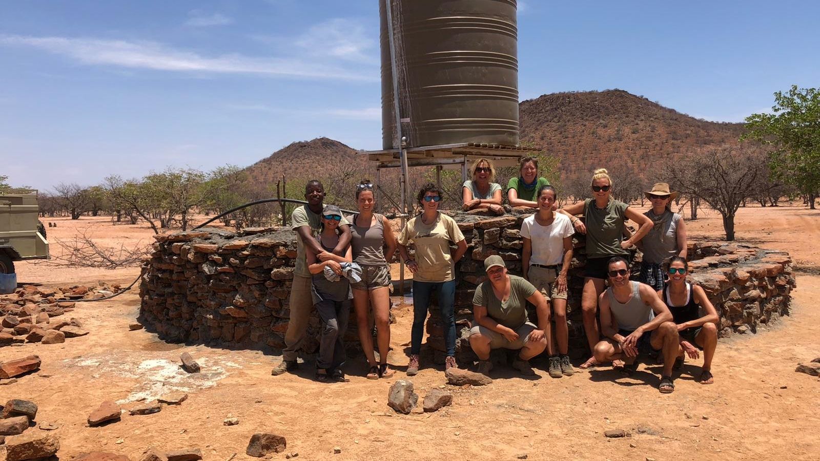 erfahrungsberichte-freiwilligenarbeit-elefantenschutz-namibia-theresa-wassertank-teilnehmer