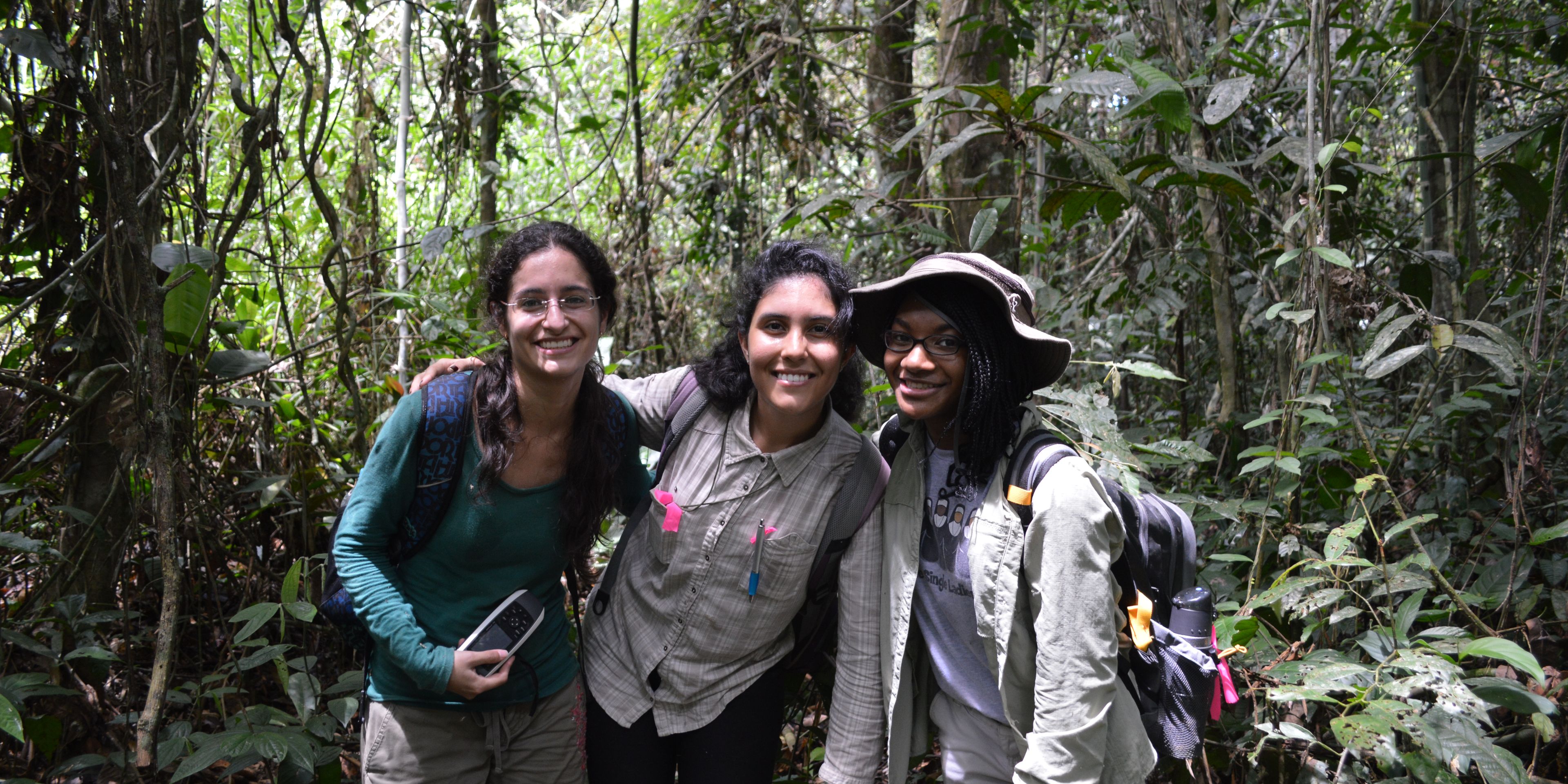 Drei Praktikanten posieren im peruanischen Regenwald fuer ein Foto