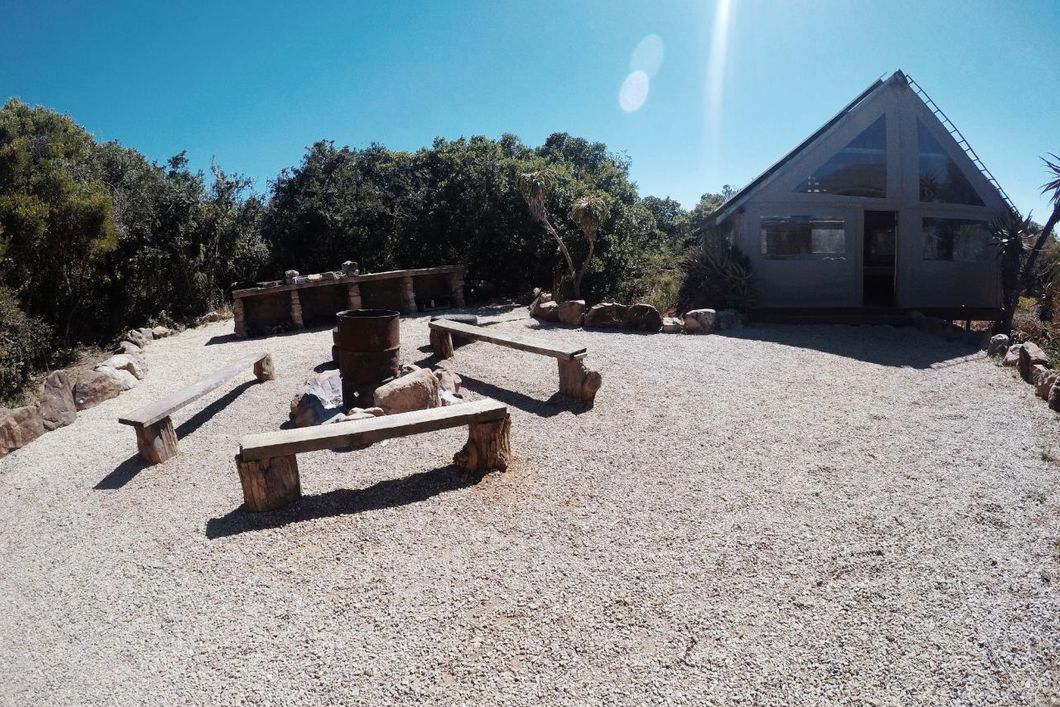 Aufnahme des Aussenbereichs von Camp Ulovane, inklusive Sitz- und Lagerfeuerecke mit Braai Area