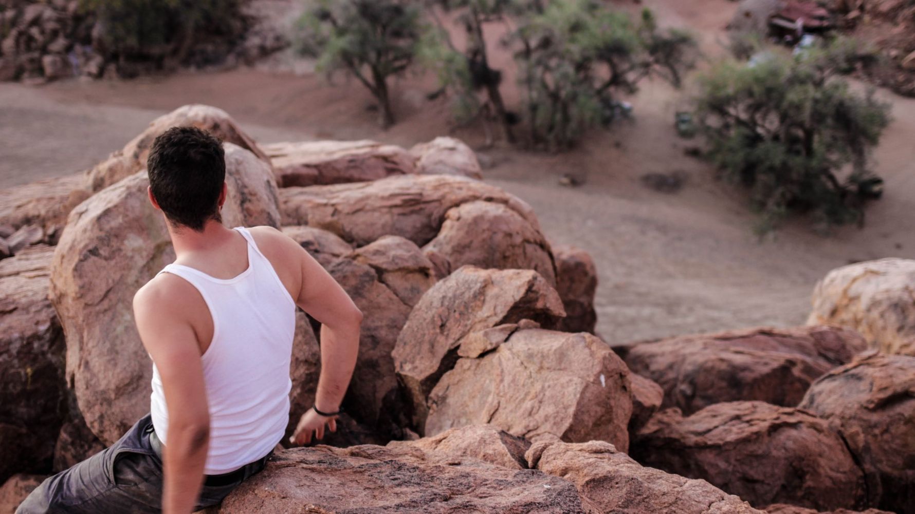 Ein freiwilliger Helfer blickt in die afrikanische Wildnis von Namibia