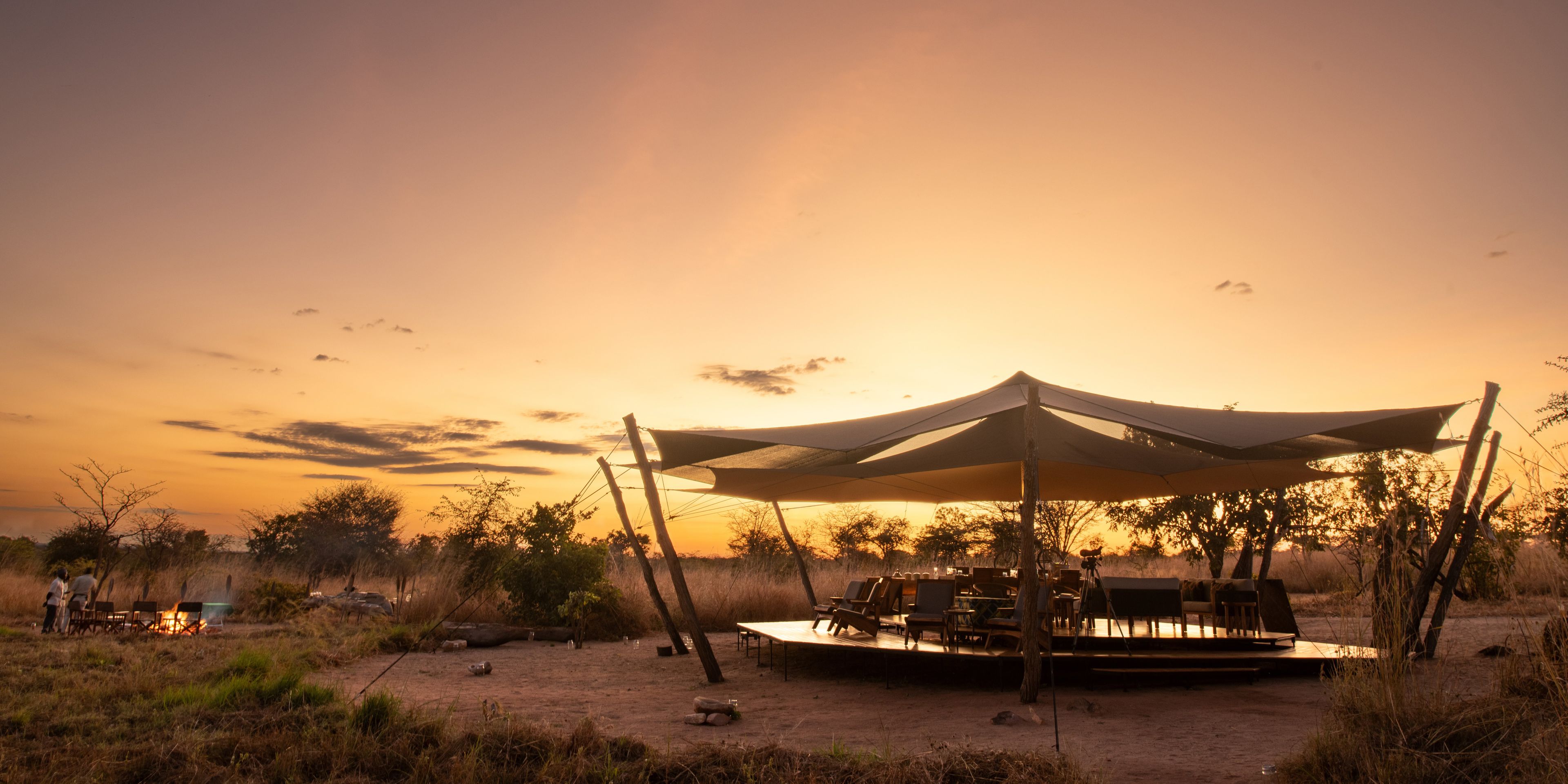 Offenes Gemeinschaftszelt w&auml;hrend Sonnenuntergang