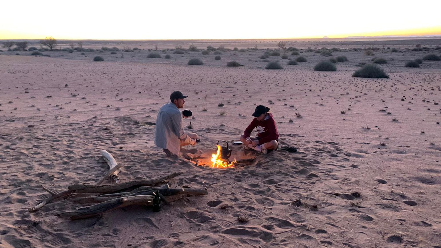 erfahrungsbericht-sabbatical-afrika-julian-freiwilligenarbeit-namibia-lagerfeuer-natucate