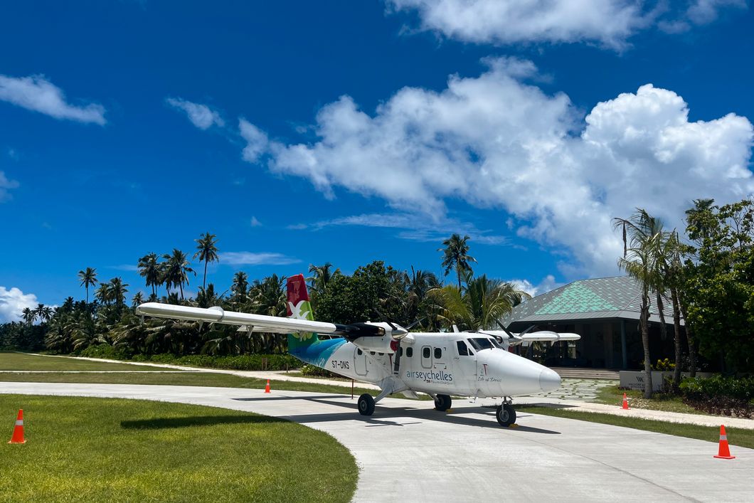 natucate-travel-volunteering-seychelles-platte-aeroplane