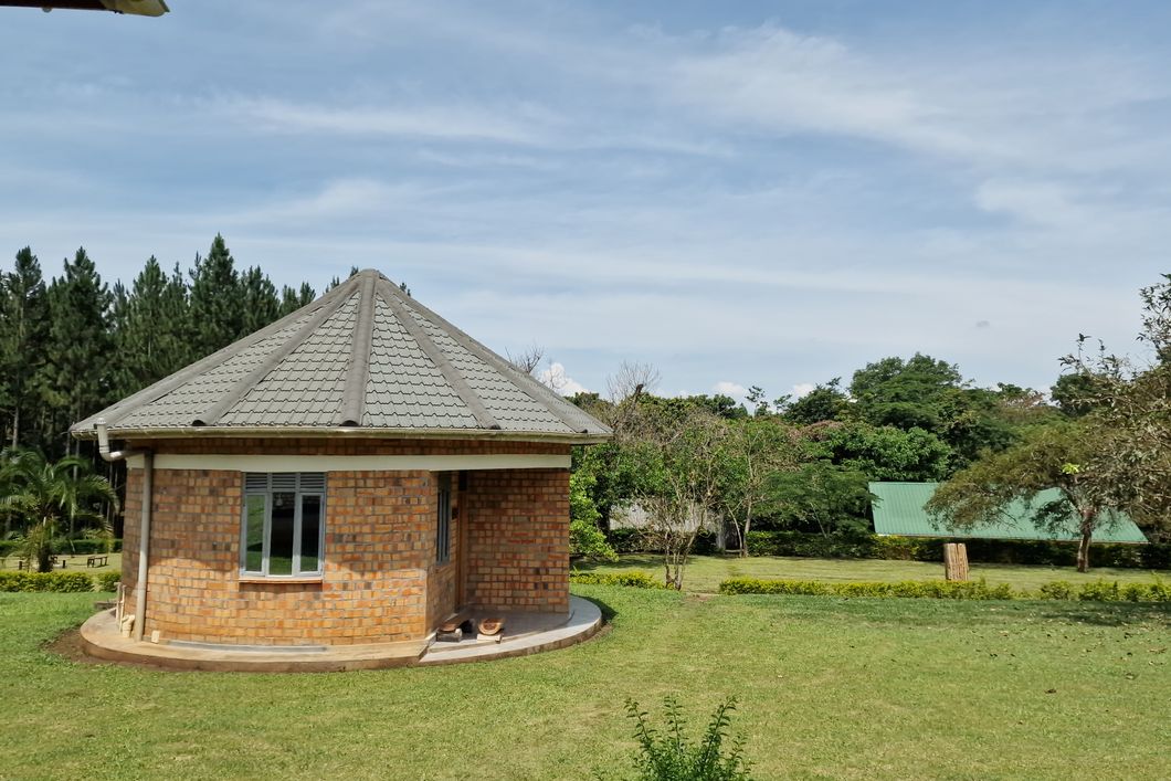 natucate-volunteering-uganda-chimpanzee-project-volunteer-house-single