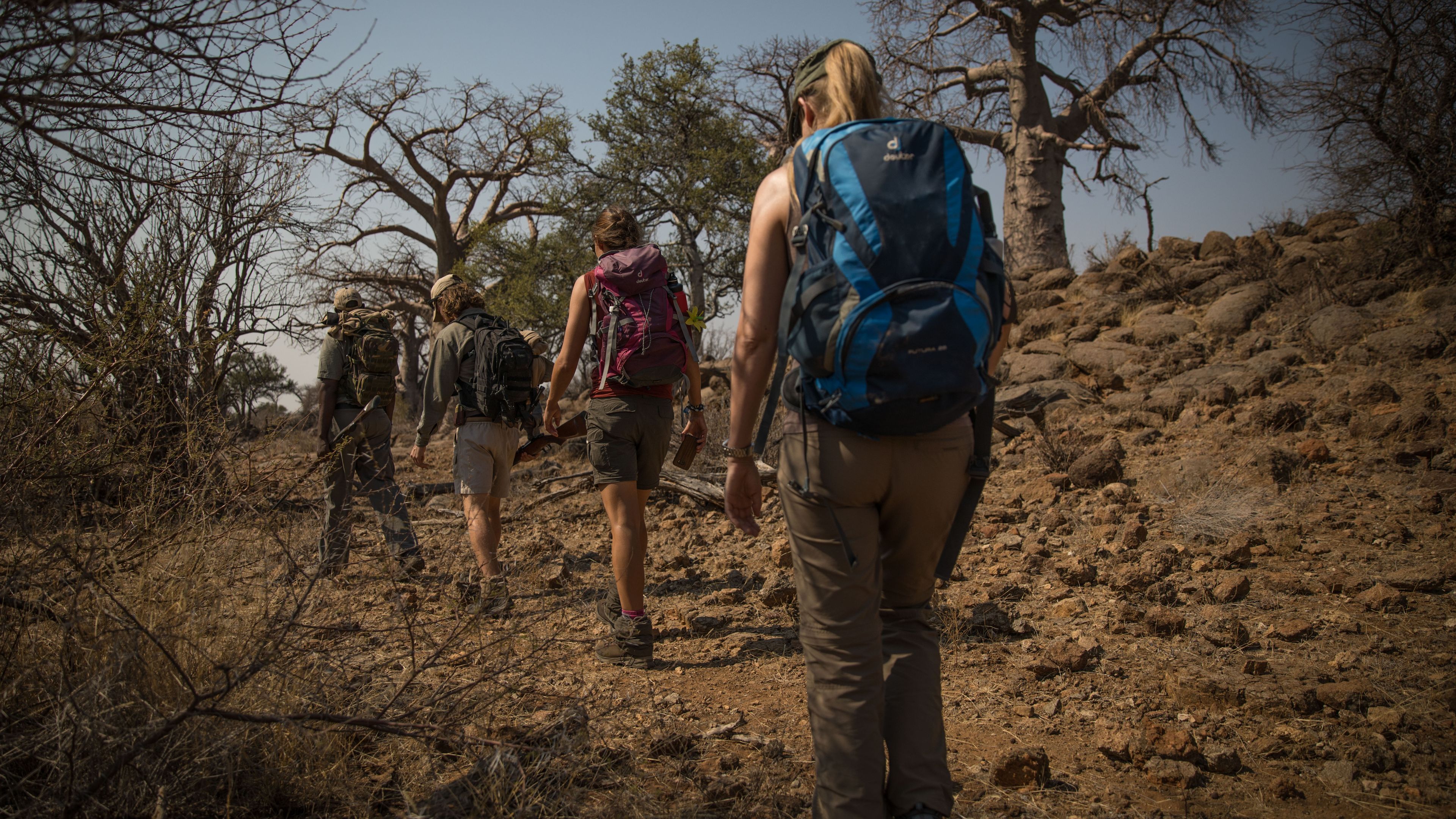 Die angehenden Ranger wandern im Rahmen einer Pirschwanderung durch die trockene Naturlandschaft Afrikas