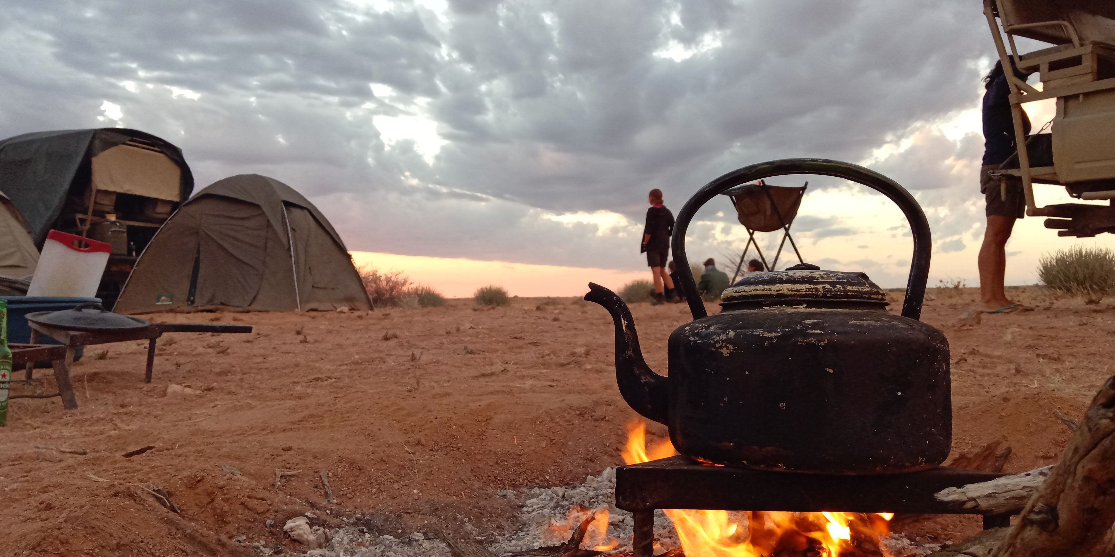 sabbatical-namibia-seychellen-wueste-wasser-damaraland-lagerfeuer-natucate