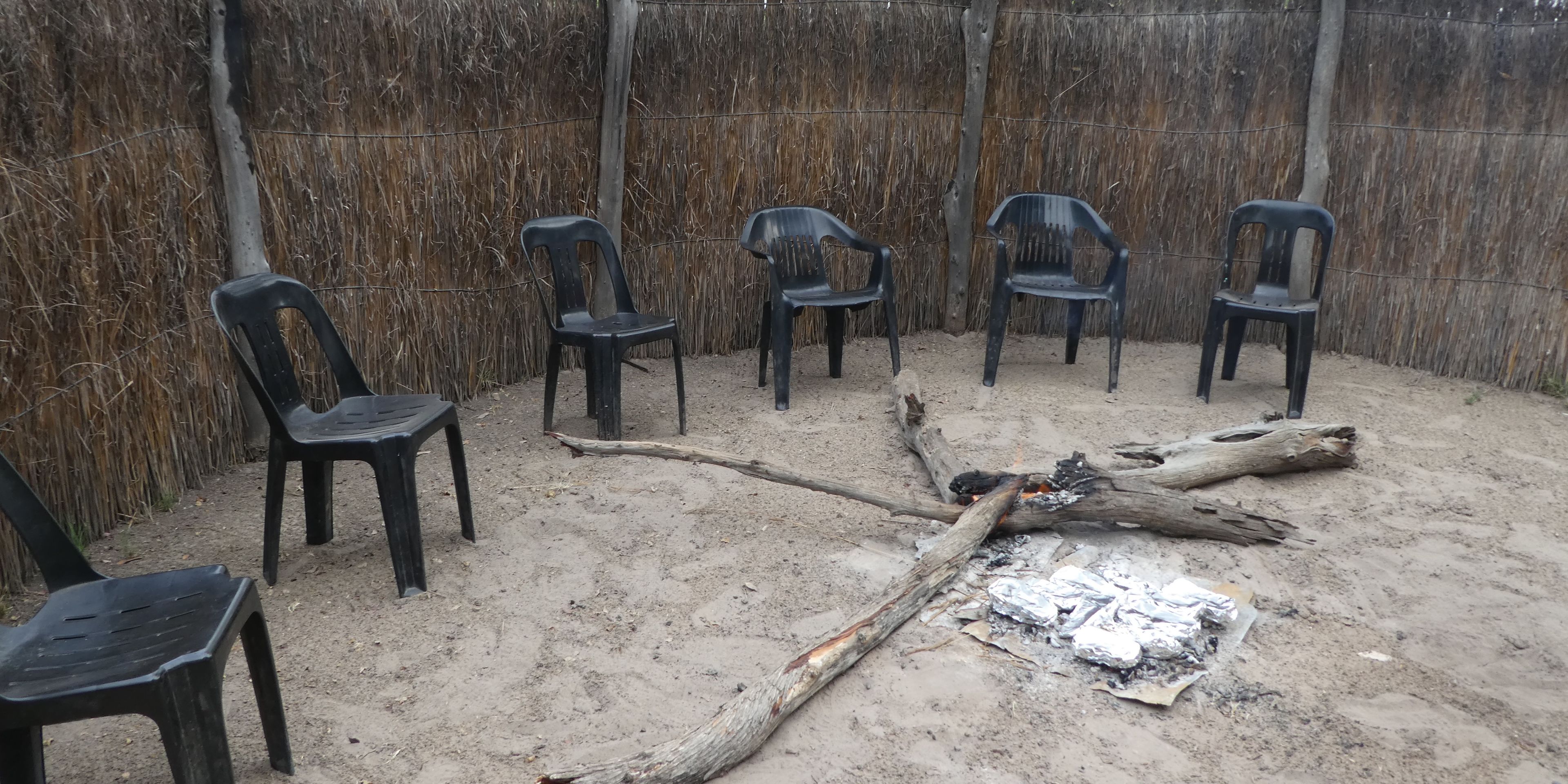 Blick auf den Lagerfeuer-Platz im Camp des Elefantenprojekts in Sambias Kafue Nationalpark