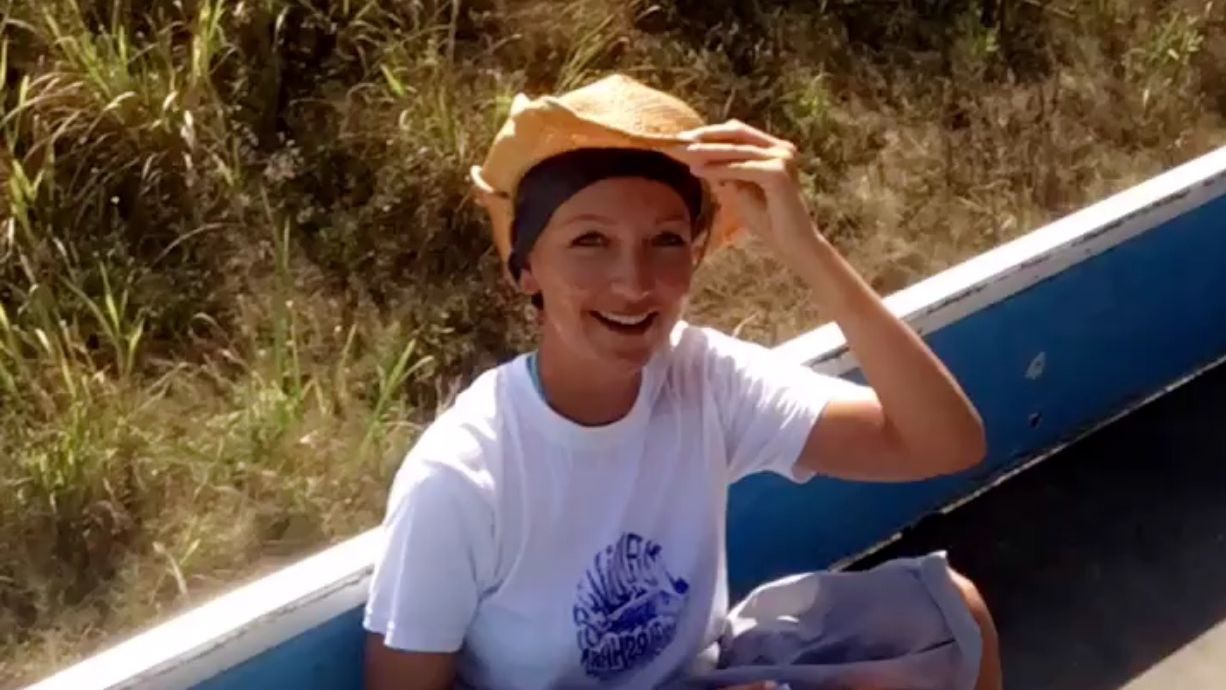 Eine freiwillige Helferin auf dem Weg zur artenschutzerhaltenden Arbeit