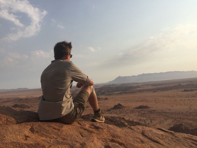 Ein Volunteer schaut in die Weiten der Wildnis Namibias