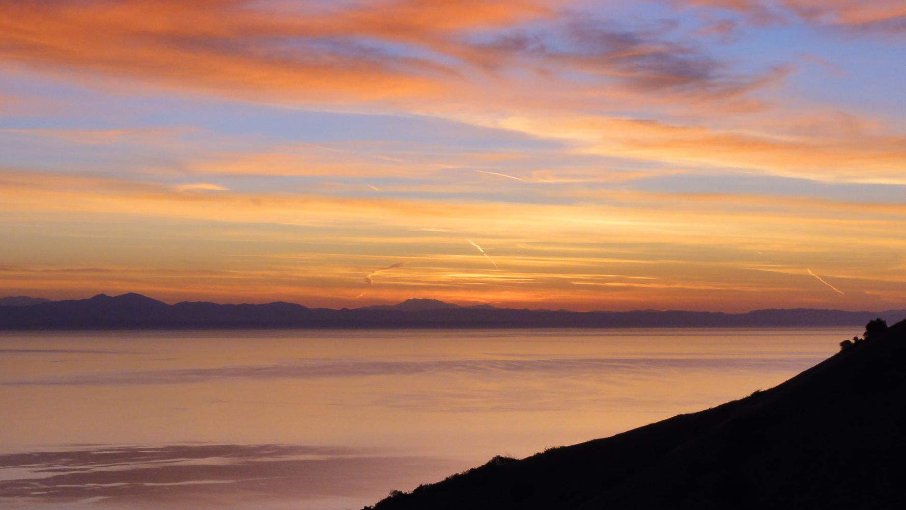 Blick vom berg auf ein nebelverhangendes Tal