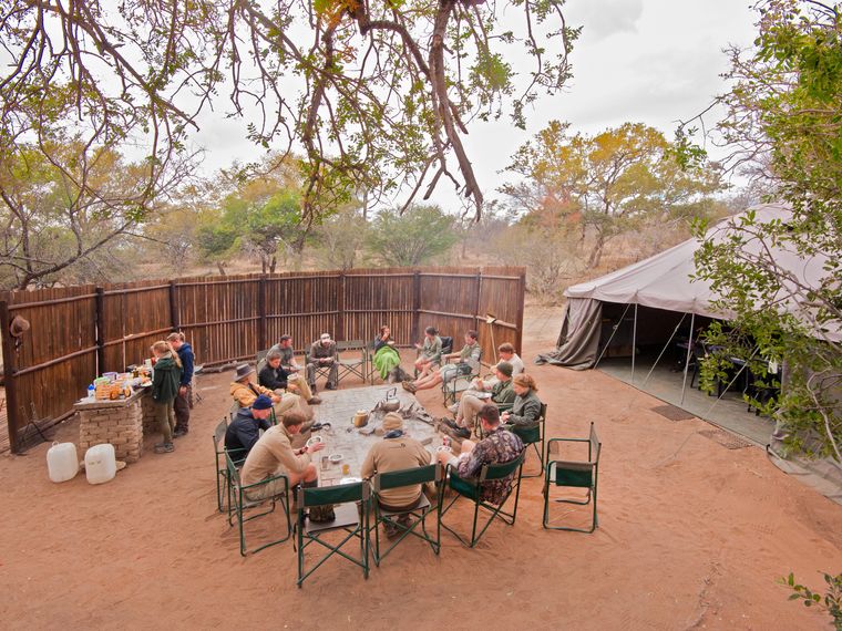 blog-camp-pridelands-fruehstueck-stuehle-natucate