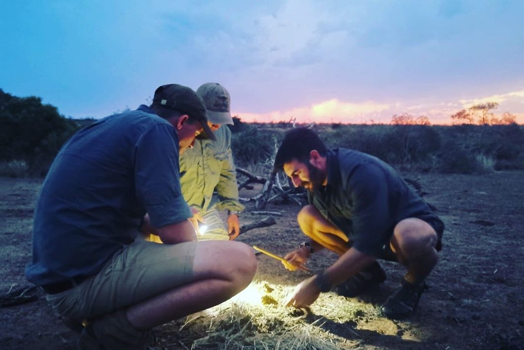 Trails Guide-Studenten im suedlichen Afrika auf einem Wilderness Sleepout