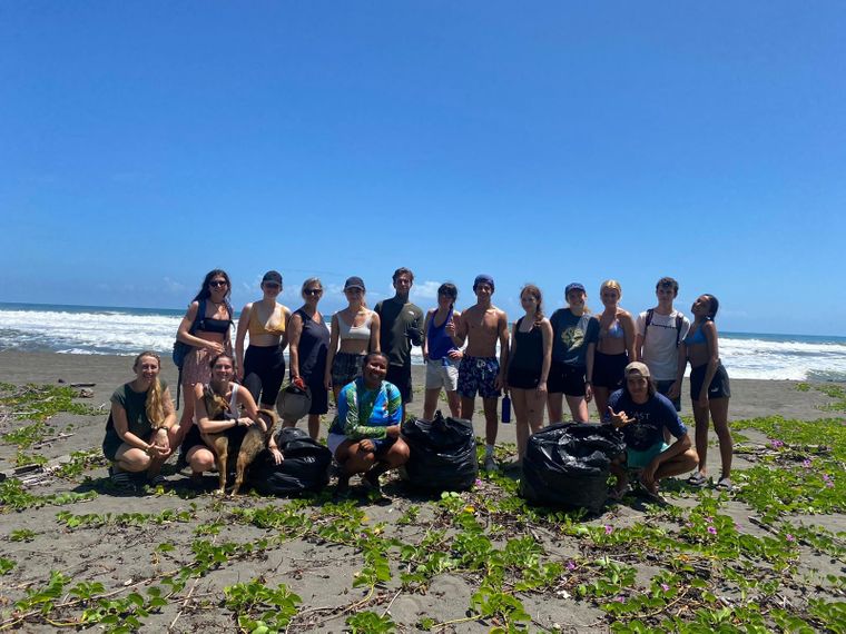 Ein Gruppenfoto der Freiwilligenhelfer am Strand von Costa Rica