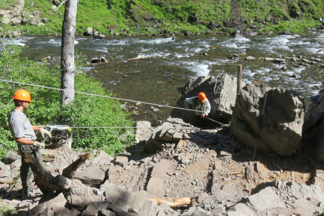 Freiwillige Helfer bei Natur- und Umweltschutzarbeiten an einem Fluss in Kalifornien