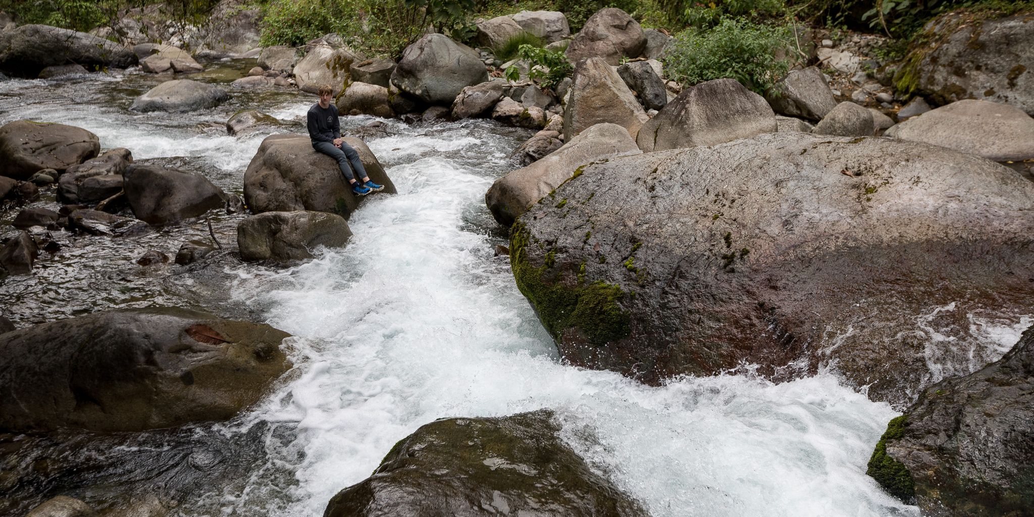 natucate-volunteering-costa-rica-internship-river-male-volunteer