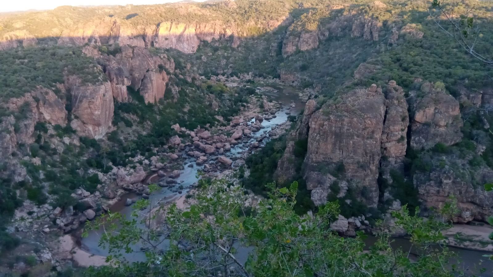 erfahrungsberichte-suedliches-afrika-pfg-rangerausbildung-schlucht-natucate