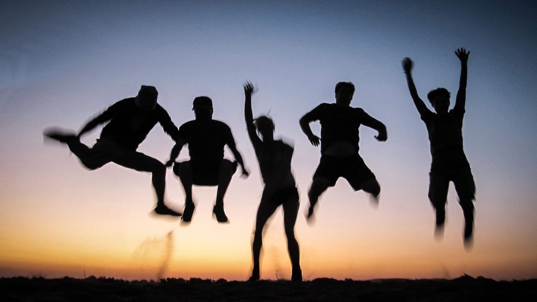 blog-ratgeber-reiseratgeber-familienreise-afrika-gruppe-sonnenuntergang-natucate
