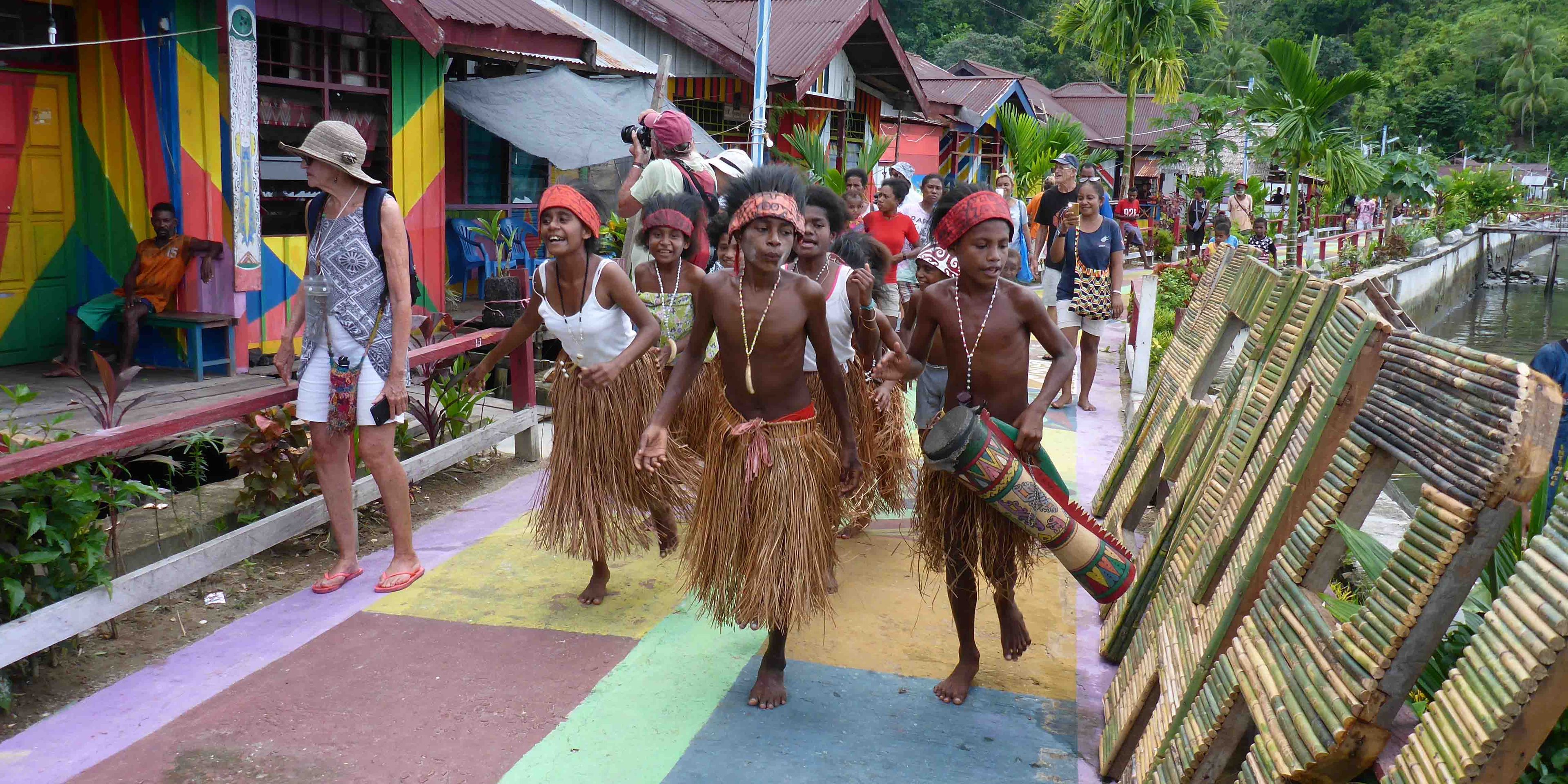Zu sehen ist einer der Besuche eines Küstendorfes als geplante Aktivität der Erlebnisreise in Indonesien.