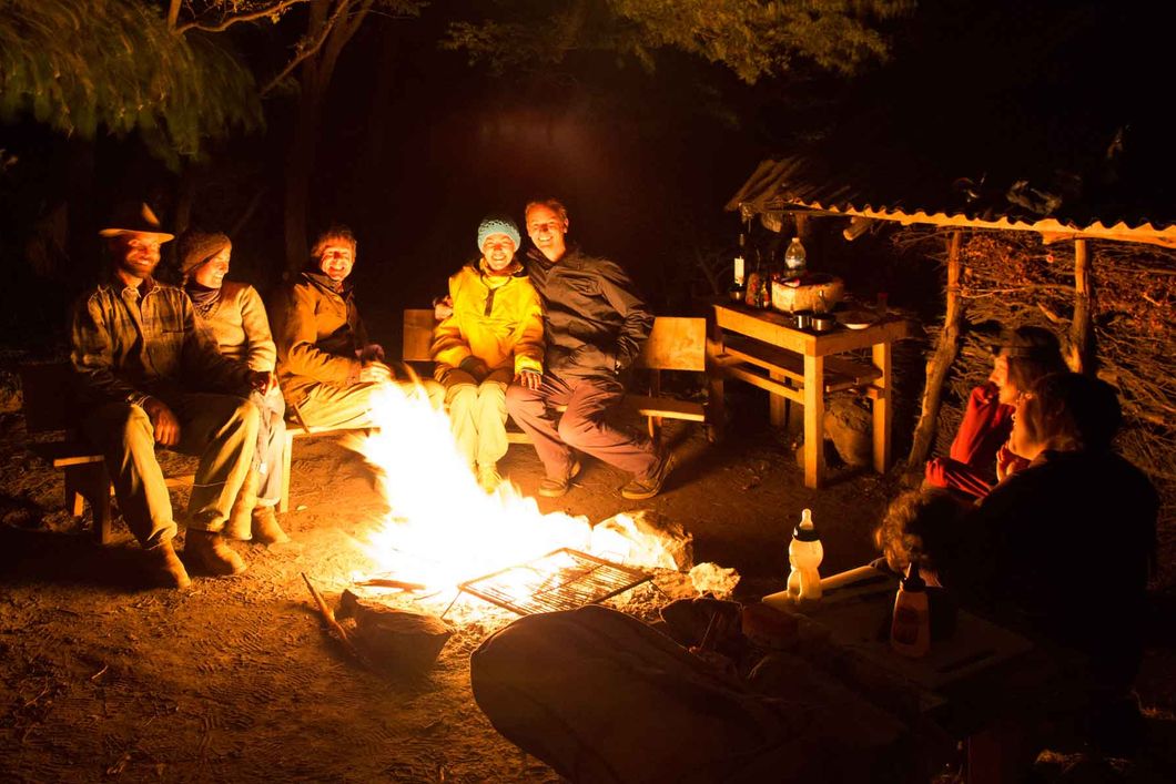 Beim abendlichen Zusammensein grillen die Praktikanten am Lagerfeuer