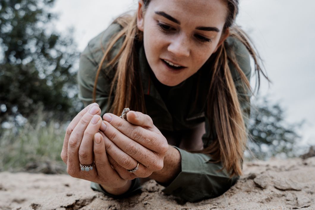 ranger-naturkurs-suedafrika-timbavati-trailing-experience-woman-trail-natucate
