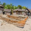 madagaskar-laenderinformationen-nosy-komba-reiseort-holzhuette-strand-insel-natucate