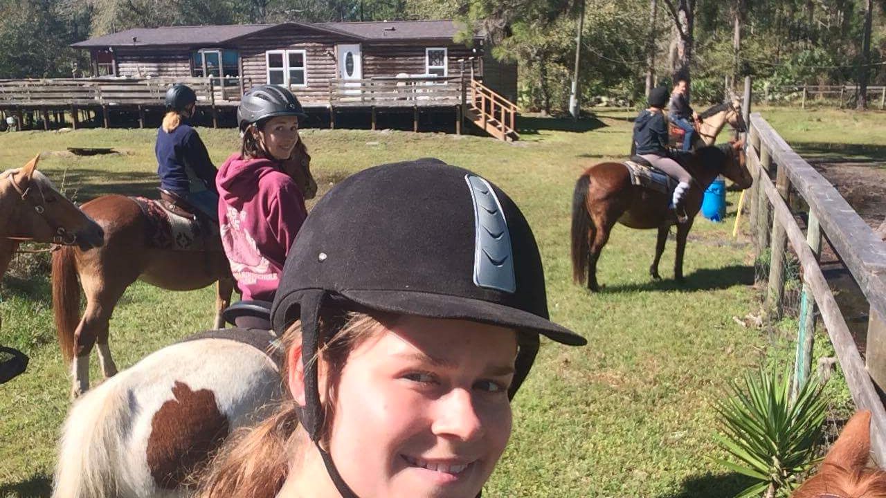 Gap Year: Mehrere Freiwillige auf Pferden