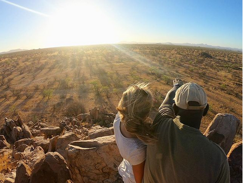 Ein Projketleiter und eine Freiwillige schauen in die Ferne der Savanne Namibias