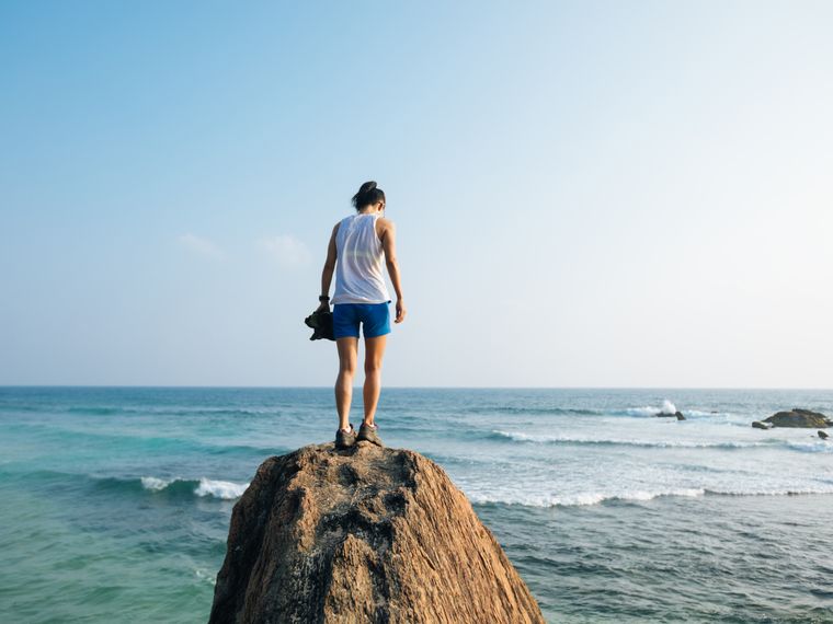 blog-ratgeber-sabbatical-auszeit-mit-mehrwert-frau-strand-wasser-natucate