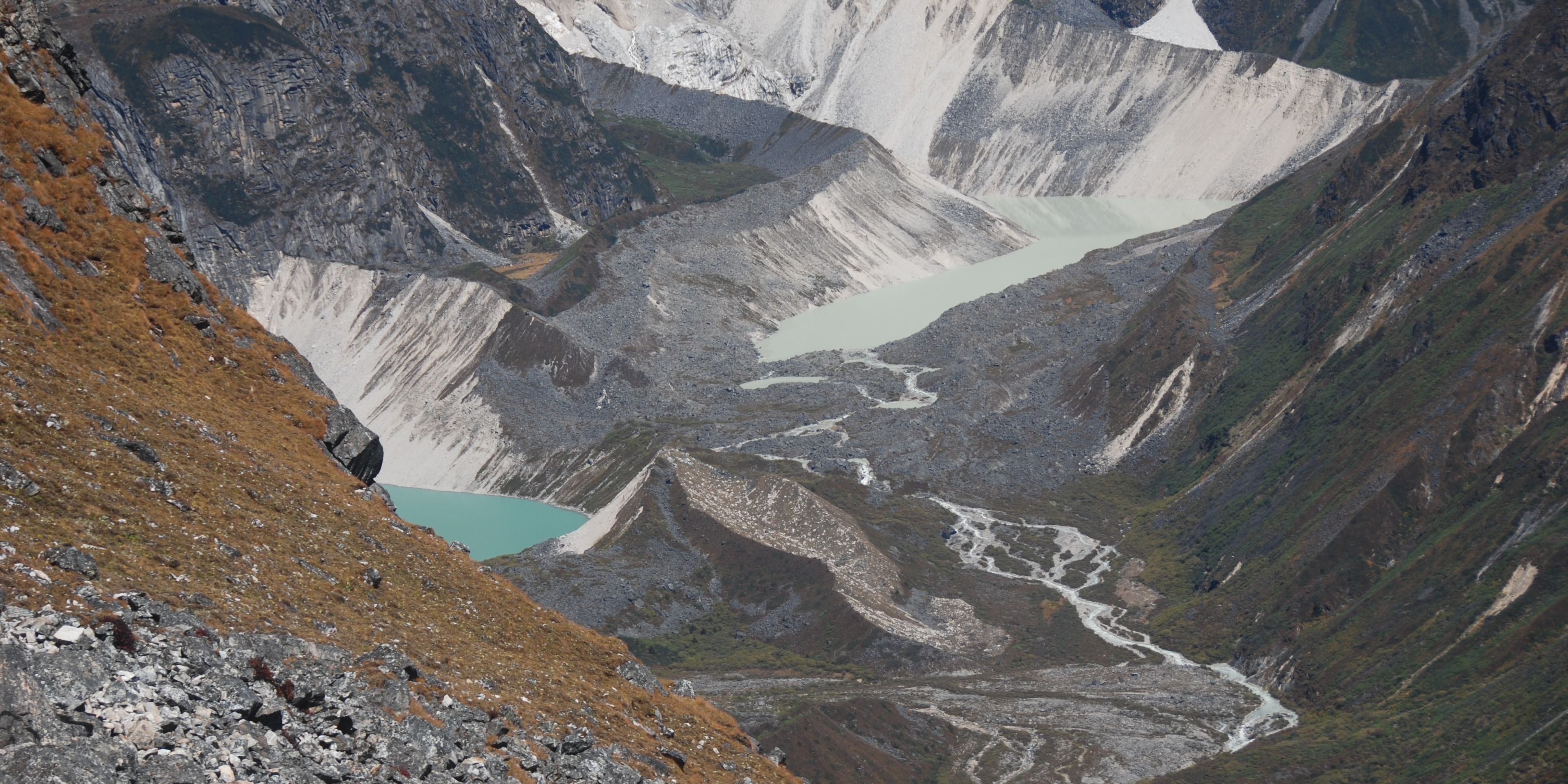 naturreise-snowman-trek-bhutan-schnee-schlucht-natucate