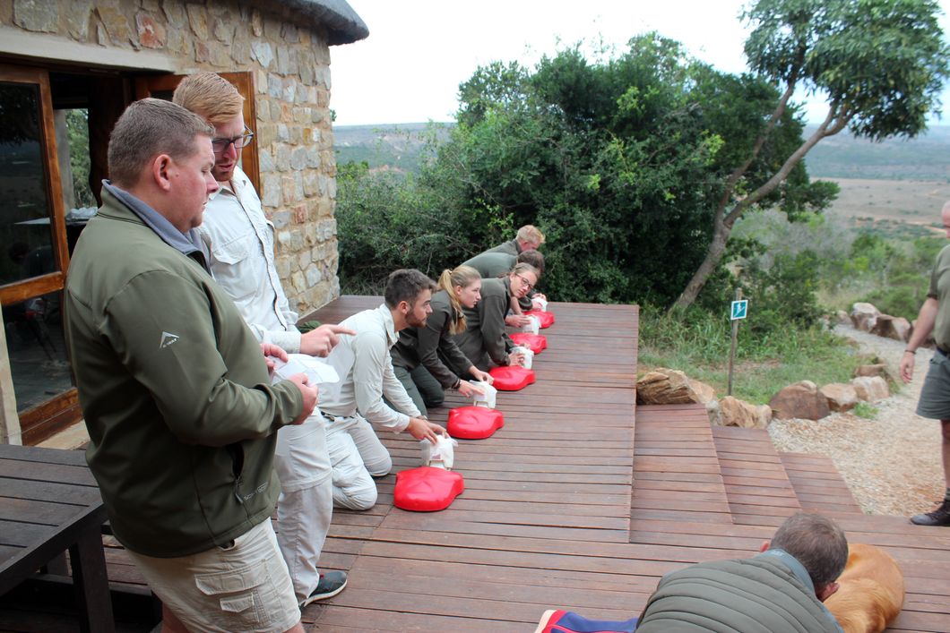 Field Guide-Studenten bei einer Unterrichtseinheit zu Wilderness First Aid in Suedafrikas Ostkap