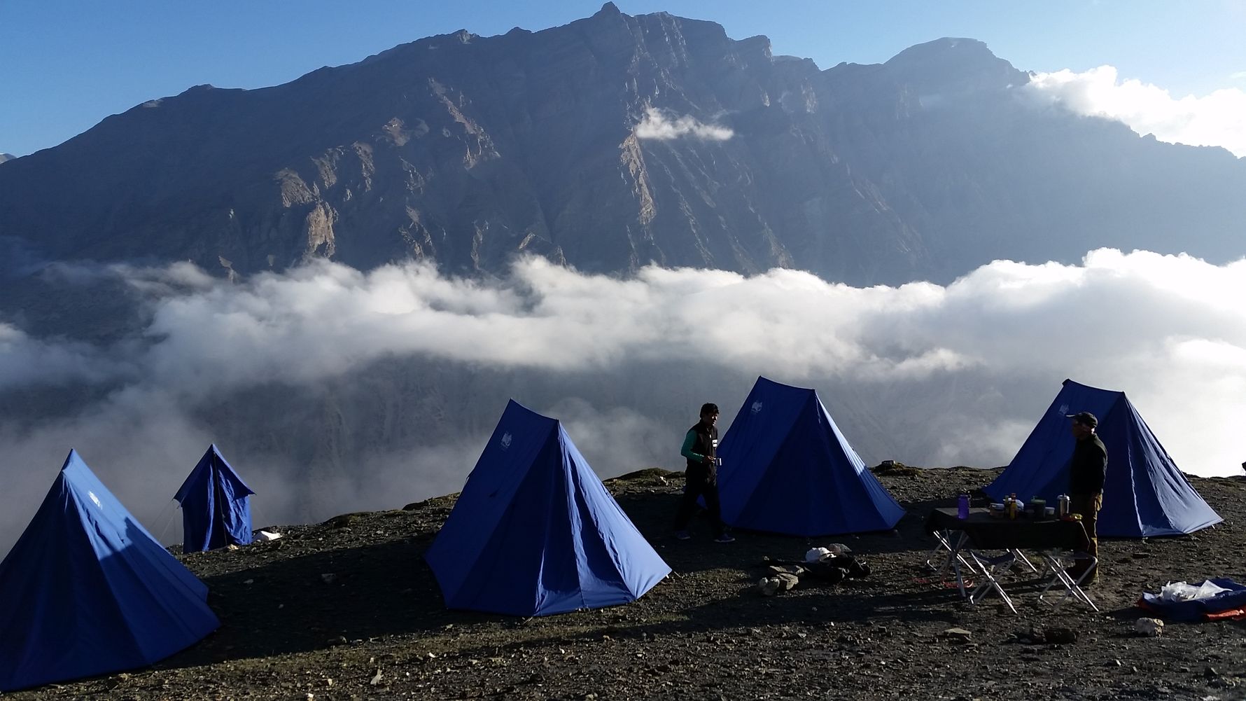 Trekkingreise Nepal: Blick vom hochgelegenen Trekking-Camp auf das Bergmassiv des Himalaya