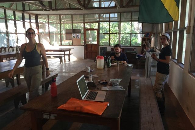 Der Aufenthaltsraum in der Untekunft bietet viel Platz fuer jegliche Aktivitaeten