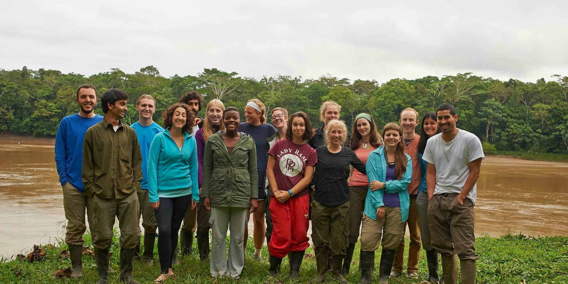 Die Studenten des Rangerkurses posieren nach einem Trip durch den Regenwald